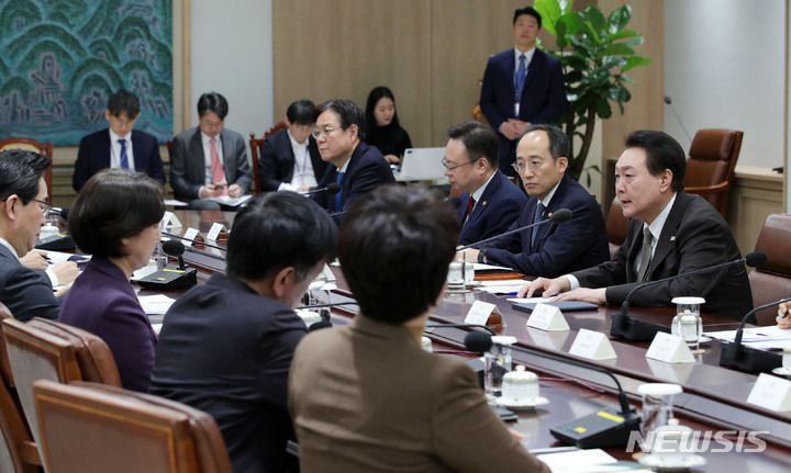 [서울=뉴시스] 홍효식 기자 = 윤석열 대통령이 15일 서울 용산 대통령실 청사에서 열린 제13차 비상경제민생회의를 주재하고 있다. 2023.02.15. yesphoto@newsis.com