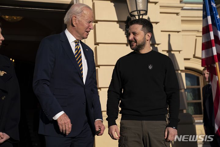 [키이우=AP/뉴시스] 조 바이든(왼쪽) 미국 대통령이 20일(현지시간) 우크라이나 키이우를 예고 없이 방문해 말린스키궁 앞에서 볼로디미르 젤렌스키 우크라이나 대통령과 얘기를 나누고 있다. 2023.02.21.