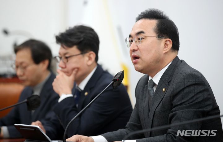 [서울=뉴시스] 고범준 기자 = 박홍근 더불어민주당 원내대표가 21일 오전 서울 여의도 국회에서 열린 원내대책회의에서 발언하고 있다. 2023.02.21. bjko@newsis.com