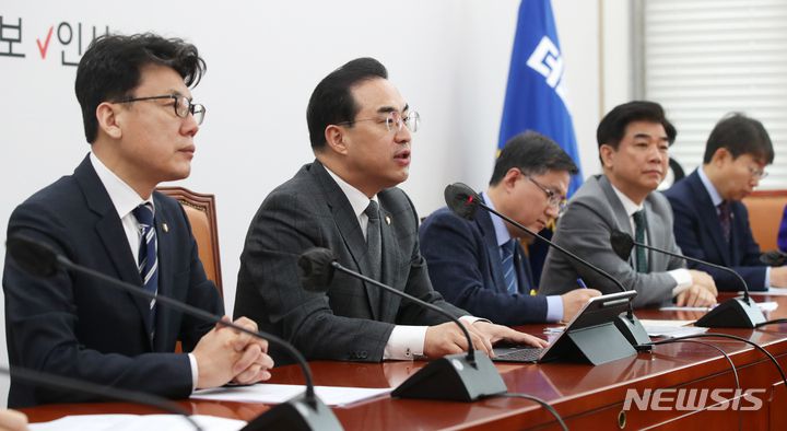 [서울=뉴시스] 고범준 기자 = 박홍근 더불어민주당 원내대표가 21일 오전 서울 여의도 국회에서 열린 원내대책회의에서 발언하고 있다. 2023.02.21. bjko@newsis.com