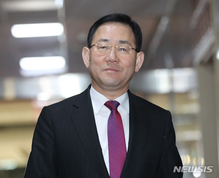 [서울=뉴시스] 전진환 기자 = 주호영 국민의힘 원내대표가 22일 오전 박홍근 더불어민주당 원내대표와의 회동을 위해 서울 여의도 국회의장실로  향하고 있다. 2023.02.22. amin2@newsis.com