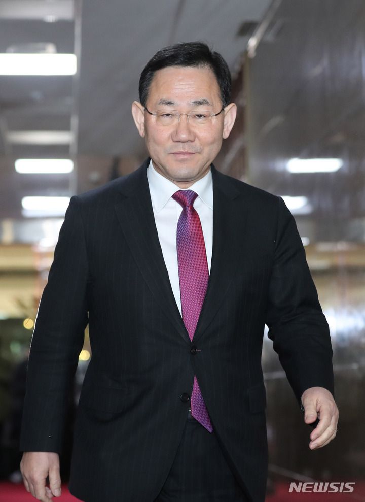 [서울=뉴시스] 전진환 기자 = 주호영 국민의힘 원내대표가 22일 오전 박홍근 더불어민주당 원내대표와의 회동을 위해 서울 여의도 국회의장실로  향하고 있다. 2023.02.22. amin2@newsis.com