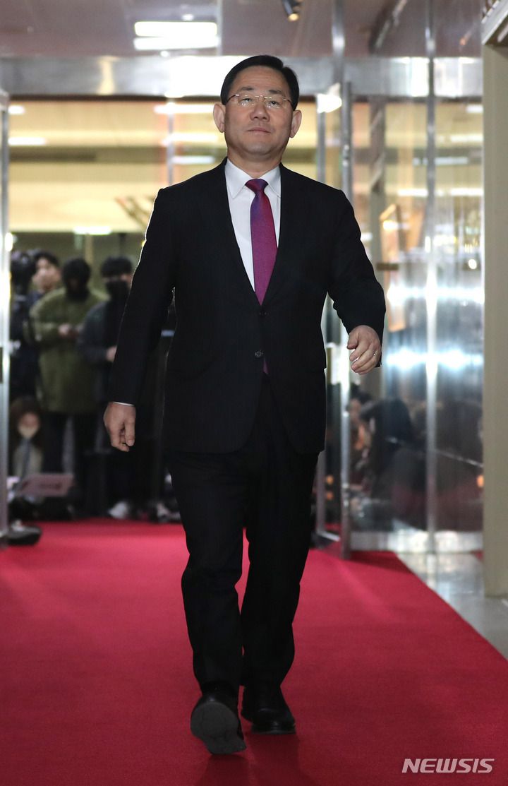 [서울=뉴시스] 전진환 기자 = 주호영 국민의힘 원내대표가 22일 오전 박홍근 더불어민주당 원내대표와의 회동을 위해 서울 여의도 국회의장실로  향하고 있다. 2023.02.22. amin2@newsis.com