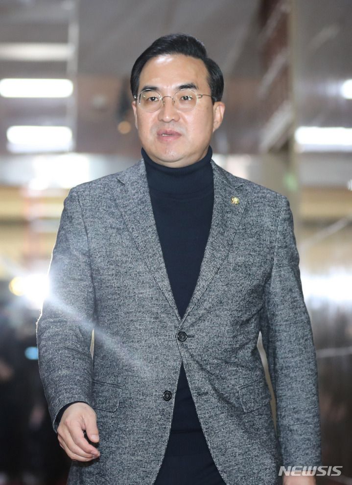 [서울=뉴시스] 전진환 기자 = 박홍근 더불어민주당 원내대표가 22일 오전 주호영 국민의힘 원내대표와의 회동을 위해 서울 여의도 국회의장실로  향하고 있다. 2023.02.22. amin2@newsis.com