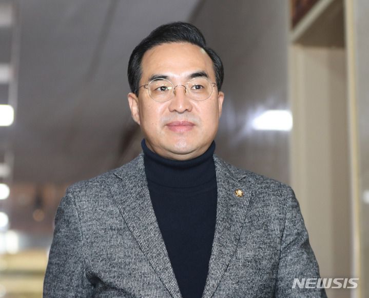 [서울=뉴시스] 전진환 기자 = 박홍근 더불어민주당 원내대표가 22일 오전 서울 여의도 국회의장실로  향하고 있다. 2023.02.22. amin2@newsis.com