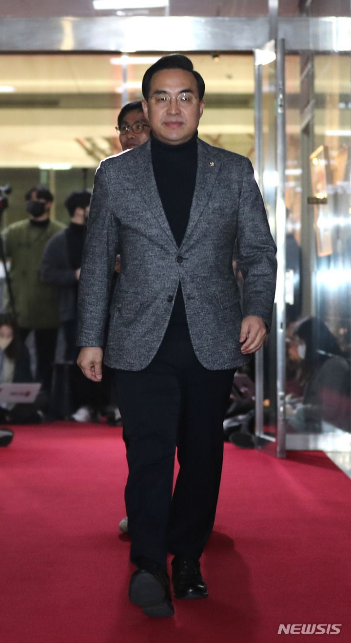 [서울=뉴시스] 전진환 기자 = 박홍근 더불어민주당 원내대표가 22일 오전 주호영 국민의힘 원내대표와의 회동을 위해 서울 여의도 국회의장실로  향하고 있다. 2023.02.22. amin2@newsis.com