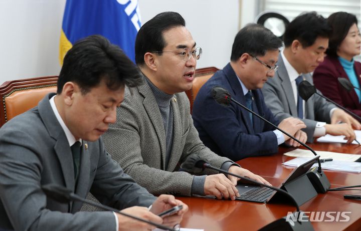 [서울=뉴시스] 이영환 기자 = 박홍근 더불어민주당 원내대표가 23일 오전 서울 여의도 국회에서 열린 정책조정회의에서 발언하고 있다. 2023.02.23. 20hwan@newsis.com