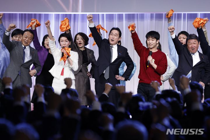 [도쿄=AP/뉴시스]사진은 지난해 2월 26일 일본 도쿄에서 열린 자민당 연례 전당대회에서 기시다 후미오 일본 총리 겸 자민당 총재가 아소 다로(맨 앞줄 가장 왼쪽) 자민당 부총재, 모테기 도시미쓰(맨 앞줄 가장 오른쪽) 자민당 간사장을 비롯한 당원들과 주먹을 들어올리고 있는 모습. 2024.01.24.