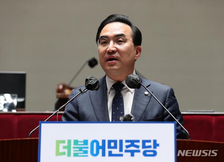 [서울=뉴시스] 이영환 기자 = 박홍근 더불어민주당 원내대표가 27일 오후 서울 여의도 국회에서 열린 의원총회에서 인사말을 하고 있다. 2023.02.27. 20hwan@newsis.com