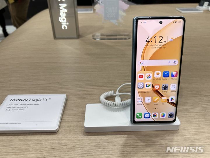 [바르셀로나=뉴시스] 중국 스마트폰 브랜드 아너가 스페인 바르셀로나에서 열린 세계 최대 모바일 박람회 MWC2023에서 폴더블폰 '매직Vs'를 전시했다. (사진=심지혜 기자)
