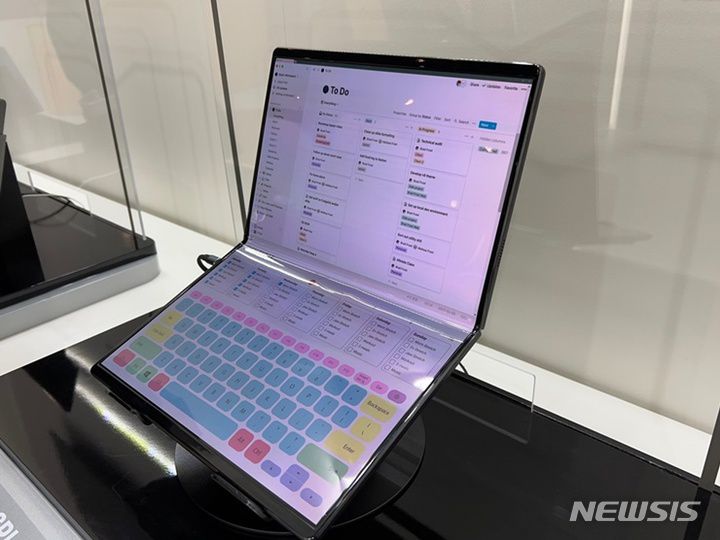 [바르셀로나=뉴시스] 28일(현지시간) 삼성디스플레이가 스페인 바르셀로나에서 열리는 세계 최대 모바일 전시회 MWC2023에 부스를 마련하고 차세대 디스플레이를 소개했다. 사진은 폴더블형 노트북. 마치 큰 태블릿을 반으로 접은 것과 같은 모습이다. (사진=심지혜 기자) 2023.02.28.