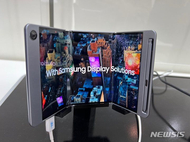 [바르셀로나=뉴시스] 28일(현지시간) 삼성디스플레이가 스페인 바르셀로나에서 열리는 세계 최대 모바일 전시회 MWC2023에 부스를 마련하고 차세대 디스플레이를 소개했다. 사진은 화면을 G자 모양으로 접을 수 있는 시제품. 화면을 3등분해 모두 안쪽으로 접는 방식이다. (사진=심지혜 기자)