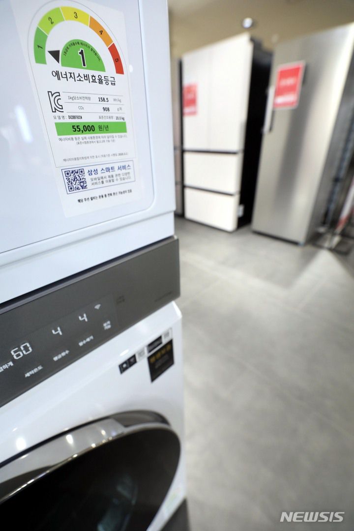 [서울=뉴시스] 조성봉 기자 = 사진은 2일 서울 용산 전자상가에 진열된 에너지 고효율 가전 제품들이다. 2023.03.02. suncho21@newsis.com