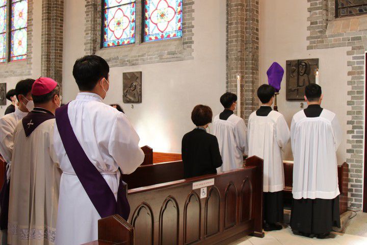 [서울=뉴시스]  천주교 교회는 '주님 수난 성금요일'인 2022년 4월15일 오후 3시 예수 그리스도의 죽음을 기억하며 십자가의 길을 바친다. (사진=천주교 서울대교구 제공) 2023.03.03. photo@newsis.com *재판매 및 DB 금지