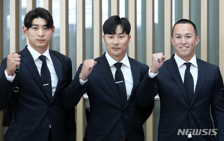 [인천공항=뉴시스] 조성우 기자 = 2023 월드베이스볼클래식(WBC)에 출전하는 한국 야구대표팀 이정후, 김하성, 토미 현수 에드먼이 4일 오후 서울 인천국제공항을 통해 일본으로 출국하기 전 기념촬영을 하고 있다. 2023.03.04. xconfind@newsis.com