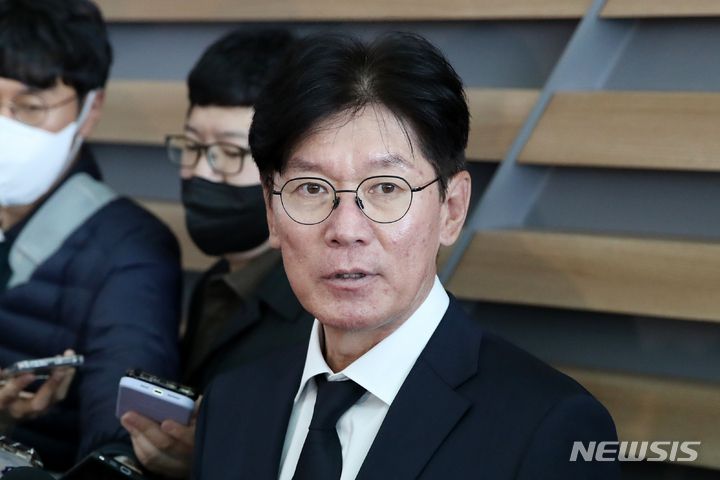[인천공항=뉴시스] 조성우 기자 = 2023 월드베이스볼클래식(WBC)에 출전하는 한국 야구대표팀 이강철 감독이 4일 오후 서울 인천국제공항을 통해 일본으로 출국하기 전 인터뷰를 하고 있다. 2023.03.04. xconfind@newsis.com