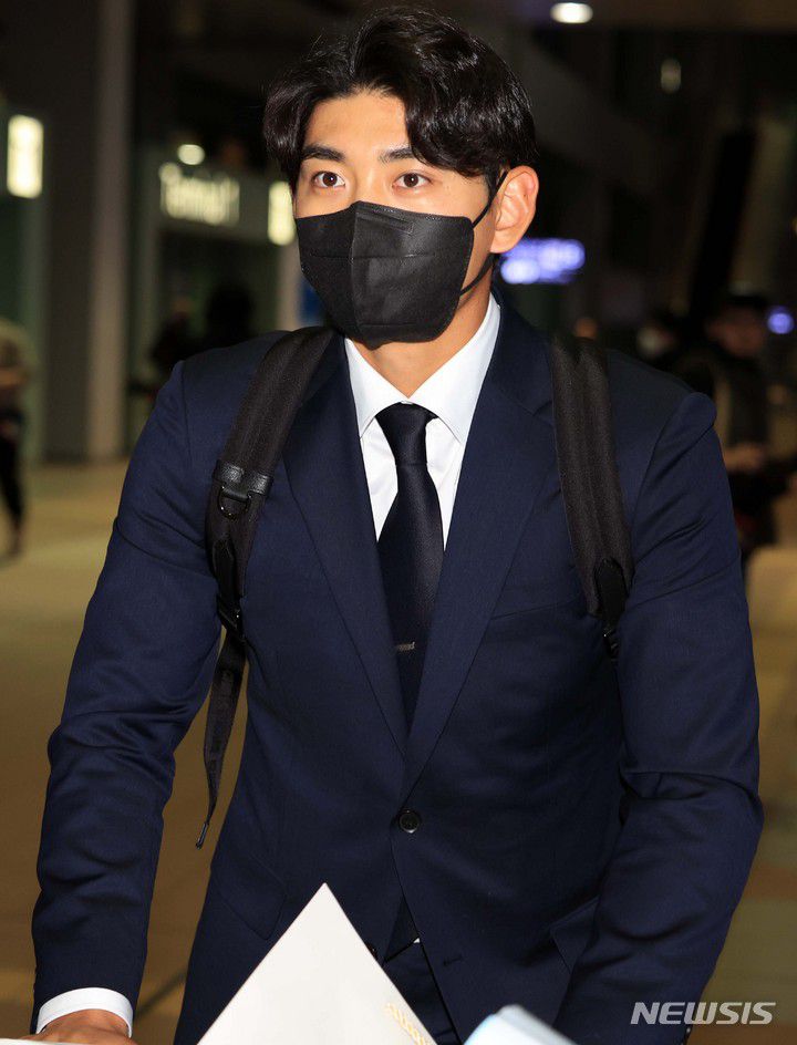 [오사카=뉴시스] 김선웅 기자 = WBC 대표팀 이정후가 3일 일본 오사카 간사이국제공항을 통해 입국하고 있다. 2023.03.03. mangusta@newsis.com