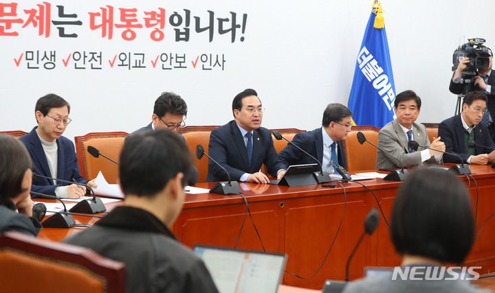 [서울=뉴시스] 추상철 기자 = 박홍근 더불어민주당 원내대표가 7일 오전 서울 여의도 국회에서 열린 원내대책회의에 참석해 발언하고 있다. 2023.03.07. scchoo@newsis.com