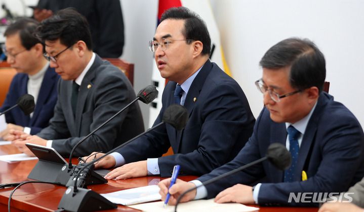 [서울=뉴시스] 추상철 기자 = 박홍근 더불어민주당 원내대표가 7일 오전 서울 여의도 국회에서 열린 원내대책회의에 참석해 발언하고 있다. 2023.03.07. scchoo@newsis.com