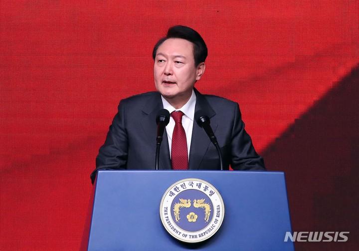 [고양=뉴시스] 고범준 기자 = 윤석열 대통령이 8일 오후 경기 고양시 일산서구 킨텍스 제1전시장에서 열린 국민의힘 제3차 전당대회에서 축사를 하고 있다. 2023.03.08. bjko@newsis.com
