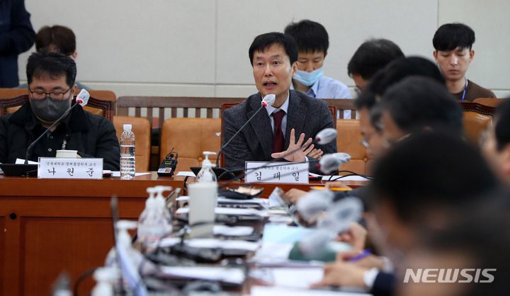 [서울=뉴시스] 추상철 기자 = 서울 여의도 국회에서 열린 기획재정위원회 '재정준칙 도입에 관한 공청회'가 열렸다. 2023.03.14. scchoo@newsis.com