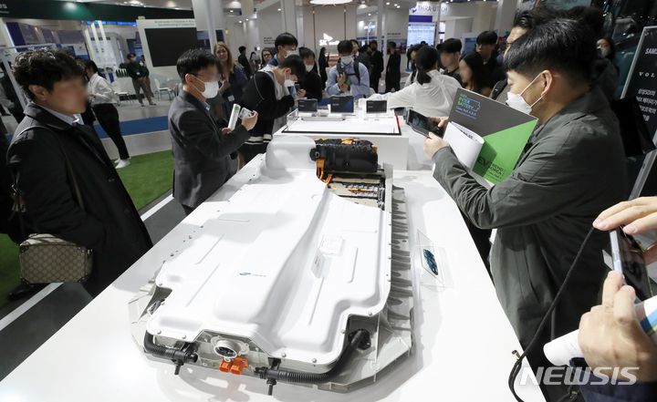 [서울=뉴시스] 조성우 기자 = 15일 서울 강남구 코엑스에서 열린 2023 인터배터리를 찾은 관람객이 삼성 SDI 부스를 둘러보고 있다. 2023.03.15. xconfind@newsis.com