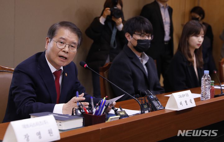 [서울=뉴시스] 고승민 기자 = 이정식 고용노동부 장관이 지난 15일 서울지방고용노동청에서 열린 근로시간 기록, 관리 우수사업장 노사간담회장에서 인사말하고 있다. 2023.03.15. kkssmm99@newsis.com