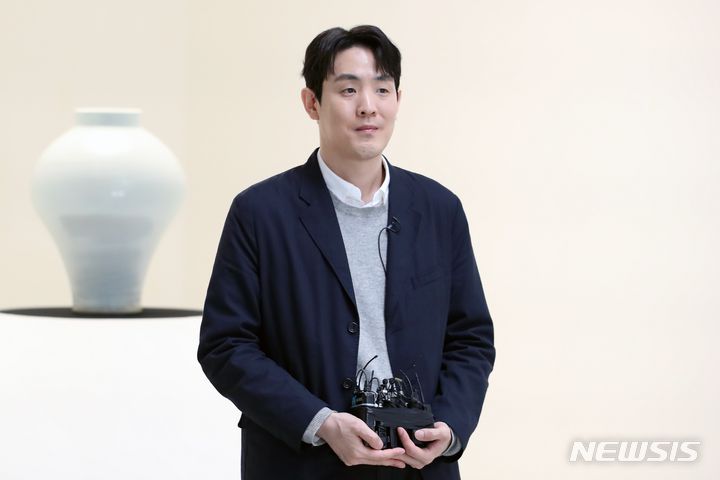 [서울=뉴시스] 박진희 기자 =  리움미술관 '조선의 백자, 군자지향(君子志向)' 전시를 담당한 이준광 책임연구원. 2023.03.18. pak7130@newsis.com