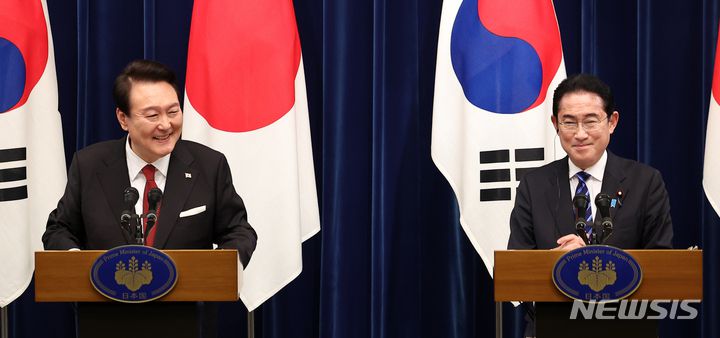[도쿄=뉴시스] 전신 기자 = 윤석열 대통령(왼쪽)과 기시다 후미오 일본 총리가 지난 3월 16일 도쿄 총리 관저에서 열린 한일 정상회담을 마친 후 공동 기자회견을 하고 있다. 2023.05.02. photo1006@newsis.com
