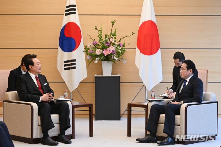 [도쿄=뉴시스] 전신 기자 = 윤석열 대통령과 기시다 후미오 일본 총리가 16일 도쿄 총리 관저에서 한일 정상 소인수 회담을 하고 있다. 2023.03.16. photo1006@newsis.com