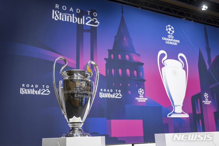 [니옹=AP/뉴시스]2022~2023시즌 UEFA 챔피언스리그 트로피. 2023.03.17.