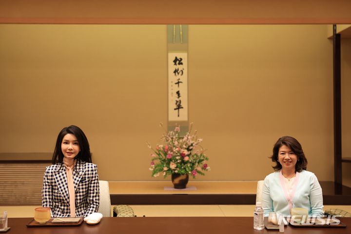 [도쿄=뉴시스] 전신 기자 = 윤석열 대통령 부인 김건희 여사가 지난 16일 도쿄 총리 공저에서 기시다 일본 총리 부인 기시다 유코 여사와 기념촬영하고 있다. 2023.03.17. photo1006@newsis.com