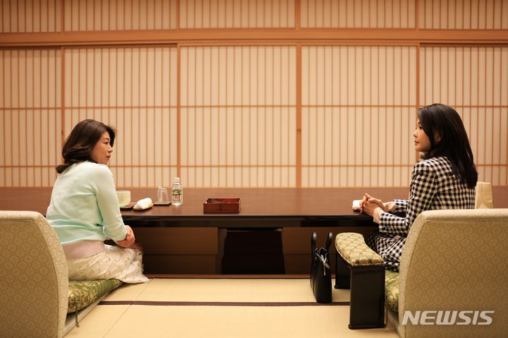 [도쿄=뉴시스] 전신 기자 = 윤석열 대통령 부인 김건희 여사가 지난 16일 도쿄 총리 공저에서 기시다 일본 총리 부인 기시다 유코 여사와 화과자와 말차를 마시며 담소를 나누고 있다. 2023.03.17. photo1006@newsis.com