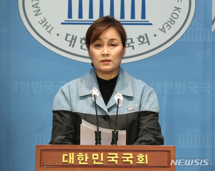 [서울=뉴시스] 전진환 기자 = 임오경 더불어민주당 대변인이 19일 오전 서울 여의도 국회 소통관에서 한일정상회담 관련 브리핑을 하고 있다.  2023.03.19. amin2@newsis.com