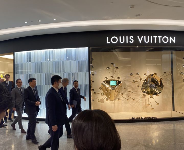 20일 오후 베르나르 아르노 LVMH 총괄회장이 서울 잠실 롯데에비뉴엘 월드타워점을 방문하고 있다.  *재판매 및 DB 금지