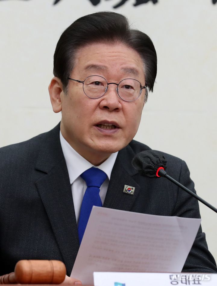 [서울=뉴시스] 이영환 기자 = 이재명 더불어민주당 대표가 20일 오전 서울 여의도 국회에서 열린 최고위원회의에서 발언을 하고 있다. 2023.03.20. 20hwan@newsis.com