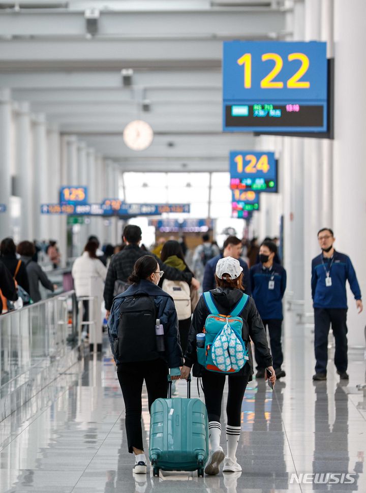 [인천공항=뉴시스] 조성우 기자 = 20일 오전 인천국제공항 제1여객터미널 탑승동이 이용객들로 북적이고 있다. (공동취재사진) 2023.03.20. photo@newsis.com
