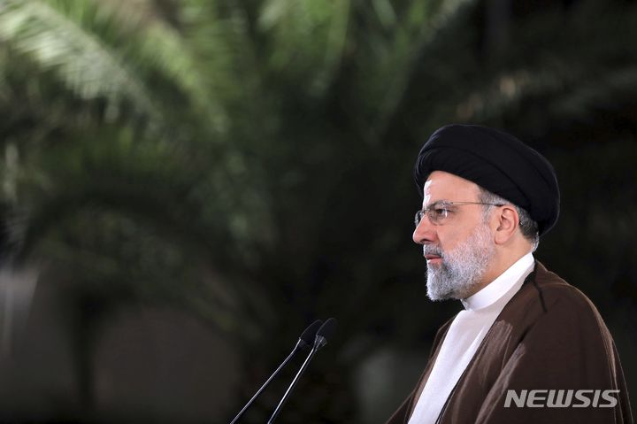 [테헤란=AP/뉴시스] 에브라힘 라이시 이란 대통령이 지난 3월20일(현지시간) 이란의 새해인 누루즈를 맞아 테헤란의 대통령 집무실에서 TV를 통해 새해 인사를 전하고 있다. 이란은 춘분인 3월21일 새해를 맞는다. 2023.06.09.