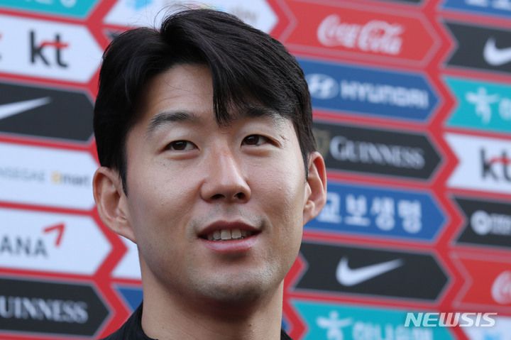 [파주=뉴시스] 권창회 기자 = 축구 국가대표팀 손흥민이 21일 오전 경기 파주시 국가대표 트레이닝센터(NFC)에서 인터뷰를 하고 있다. 위르겐 클린스만 감독이 지휘하는 축구 국가대표팀은 오는 24일 콜롬비아, 28일 우루과이와 차례로 평가전을 치른다.2023.03.21. kch0523@newsis.com