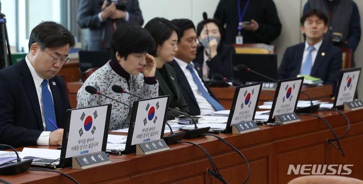 [서울=뉴시스] 이영환 기자 = 21일 오후 서울 여의도 국회에서 열린 과학기술정보방송통신위원회 전체회의에서 더불어민주당 소속 위원들 자리에 태극기 피켓이 붙어 있다. 2023.03.21. 20hwan@newsis.com