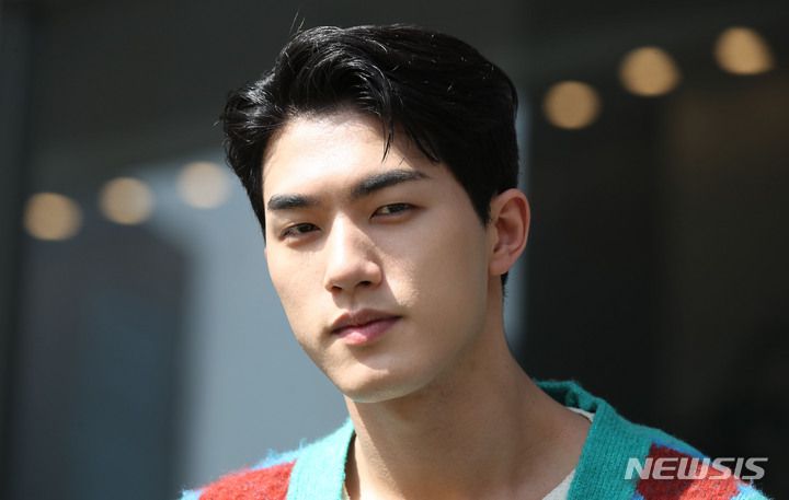 [서울=뉴시스] 조수정 기자 = 모델 출신 트로트 가수 윤준협이 21일 오후 서울 중구 뉴시스 본사에서 인터뷰에 앞서 포즈를 취하고 있다. 2023.03.22.chocrystal@newsis.com