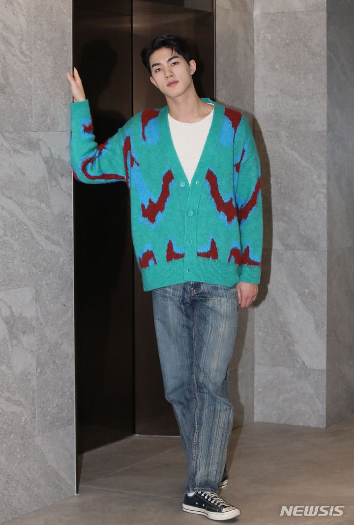 [서울=뉴시스] 조수정 기자 = 모델 출신 트로트 가수 윤준협이 21일 오후 서울 중구 뉴시스 본사에서 인터뷰에 앞서 포즈를 취하고 있다. 2023.03.22.chocrystal@newsis.com
