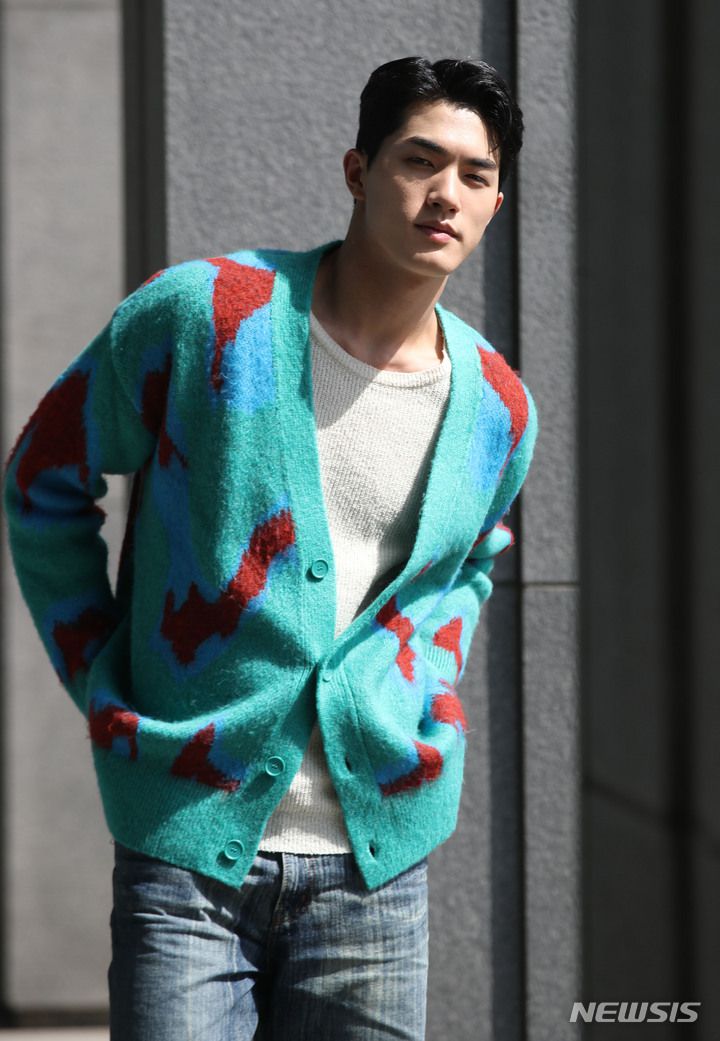 [서울=뉴시스] 조수정 기자 = 모델 출신 트로트 가수 윤준협이 21일 오후 서울 중구 뉴시스 본사에서 인터뷰에 앞서 포즈를 취하고 있다. 2023.03.22.chocrystal@newsis.com
