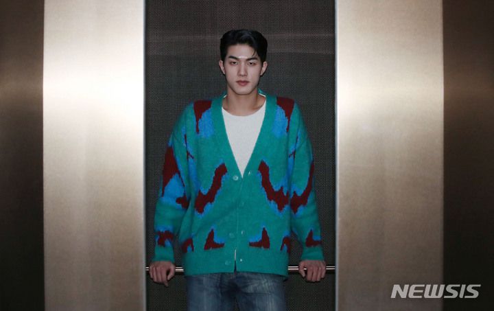 [서울=뉴시스] 조수정 기자 = 모델 출신 트로트 가수 윤준협이 21일 오후 서울 중구 뉴시스 본사에서 인터뷰에 앞서 포즈를 취하고 있다. 2023.03.22.chocrystal@newsis.com