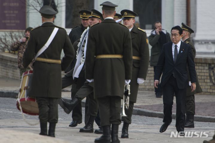 [키이우=AP/뉴시스]기시다 후미오 일본 총리가 21일(현지시간) 우크라이나 키이우에 있는 전사자 추모의 벽을 방문했다. 2023.03.22.