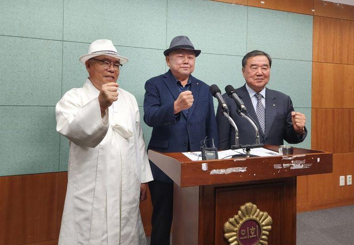 [전주=뉴시스] 김민수 기자= 왼쪽부터 백은종 후원회장, 안해욱 후보, 정대택 사무장 2023.03.22 leo@newsis.com  *재판매 및 DB 금지