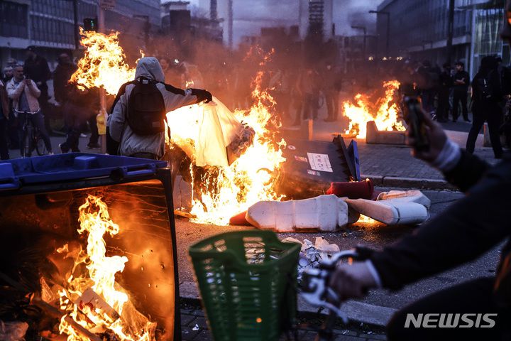 [스트라스부르=AP/뉴시스] 23일(현지시간) 프랑스 스트라스부르에서 연금 개혁 반대 시위대가 쓰레기통에 불을 지르고 있다. 헌법 조항을 이용해 하원을 건너뛴 정부의 연금 개혁 강행 처리로 파리를 비롯한 프랑스 전역에서 또다시 대규모 시위가 열렸다. 2023.03.24.