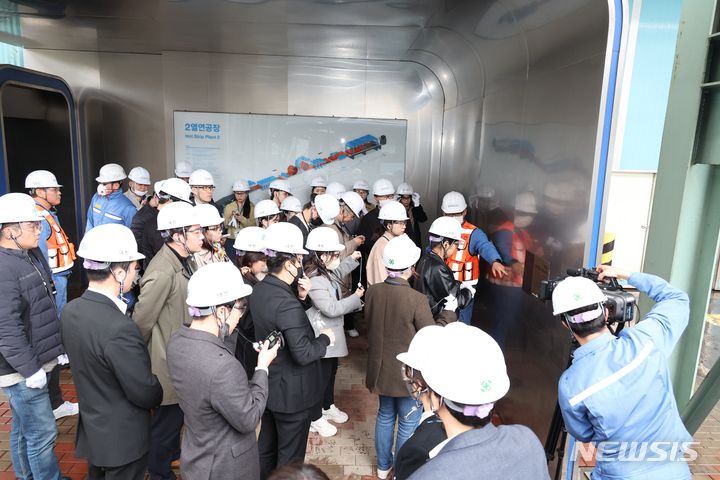 [서울=뉴시스]지난 23일 진행한 포스코 포항제철소 프레스 투어 모습 (사진 = 포스코 제공) 2023.3.27. photo@newsis.com