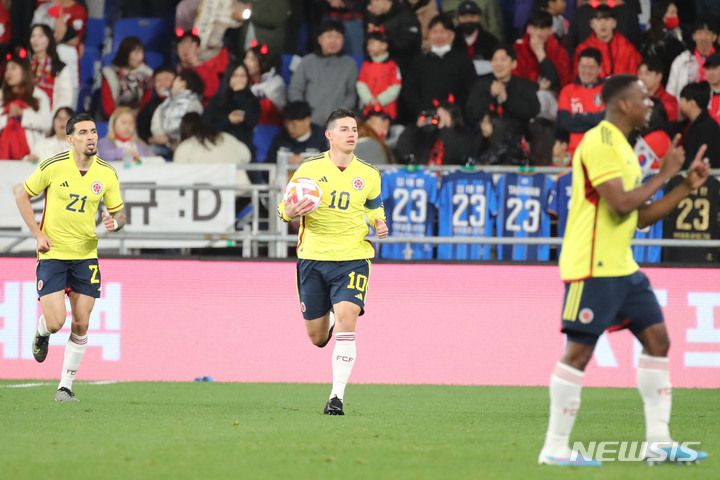 [울산=뉴시스] 권창회 기자 = 24일 오후 울산 남구 문수축구경기장에서 열린 하나은행 초청 축구 국가대표 평가전 대한민국과 콜롬비아의 경기, 콜롬비아 하메스 로드리게스가 골을 넣은뒤 세레머니를 하고 있다. 2023.03.24. kch0523@newsis.com