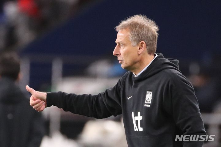 [울산=뉴시스] 권창회 기자 = 24일 오후 울산 남구 문수축구경기장에서 열린 하나은행 초청 축구 국가대표 평가전 대한민국과 콜롬비아의 경기, 한국 클린스만 감독이 선수들에게 지시를 하고 있다. 2023.03.24. kch0523@newsis.com